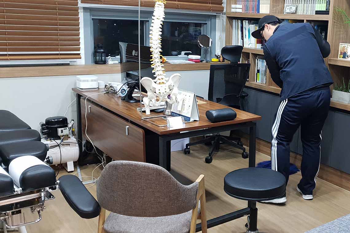 판교병원에서 청소하는 모습